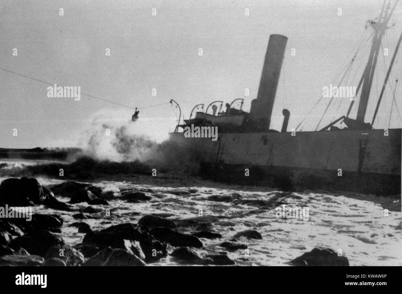 L'homme venant sur terre dans un panier de l'Abel Tasman, Greymouth, Westland, Nouvelle-Zélande, qui est devenu une épave totale le 18 juillet 1936. Le bateau à vapeur à vis en acier pèse 2042 tonnes et avait un registre net de 1201 tonnes. Banque D'Images