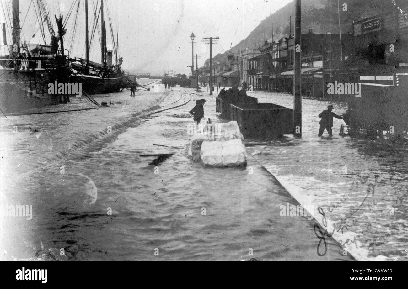 Les inondations de Greymouth, Westland, Nouvelle-Zélande, 1936, bouleverse une charge de rock destiné à l'tiphead Banque D'Images