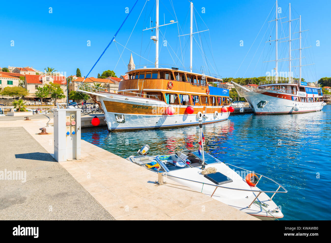 SUMARTIN PORT, l''île de Brac - Sep 13, 2017 : voilier s'ancrant dans beau port Sumartin, île de Brac, Croatie. Banque D'Images