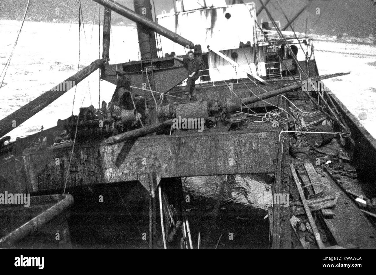 Marin (Centre supérieur) examine l'épave de l'Abel Tasman, qui était fondée sur l'Amérique du tiphead dans une forte houle à Greymouth, Westland, Nouvelle Zélande, le 18.7.1936, et est devenu une épave totale. Tous les membres de l'équipage s'est échappé de l'acier, des navires à vapeur, vis qui pesait 2042 tonnes brutes et les avait une inscription nette de 1000 tonnes. Banque D'Images