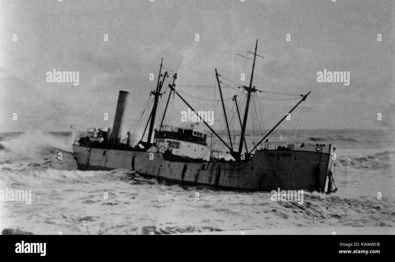 La position de problèmes - l'Abel Tasman, Greymouth, Westland, Nouvelle-Zélande, qui est devenu une épave totale le 18 juillet 1936. Le bateau à vapeur à vis en acier pèse 2042 tonnes et avait un registre net de 1201 tonnes. Banque D'Images