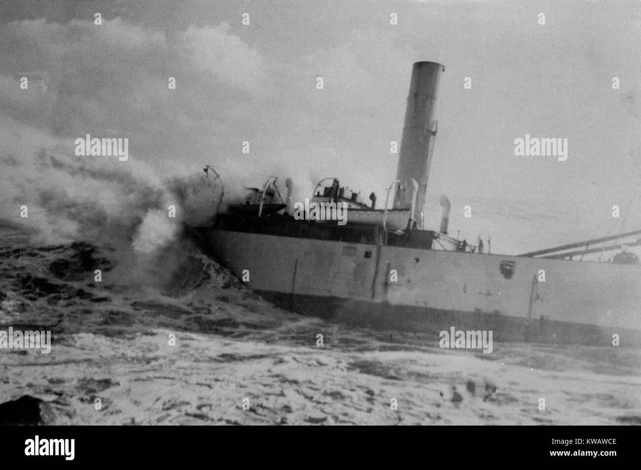 La position de problèmes - l'Abel Tasman, Greymouth, Westland, Nouvelle-Zélande, qui est devenu une épave totale le 18 juillet 1936. Le bateau à vapeur à vis en acier pèse 2042 tonnes et avait un registre net de 1201 tonnes. Banque D'Images