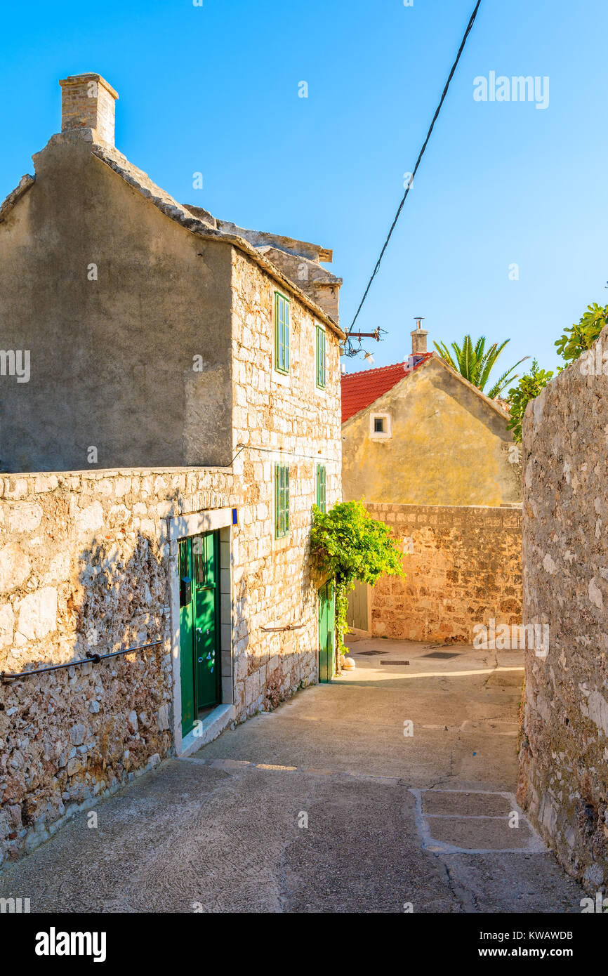 Maison en pierre typique sur petite rue de la vieille ville de Supetar, île de Brac, Croatie Banque D'Images