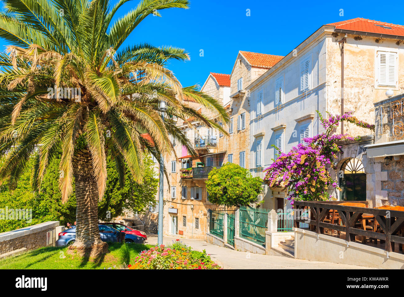 Maisons en pierre typiques sur petite rue de la vieille ville de Supetar, île de Brac, Croatie Banque D'Images