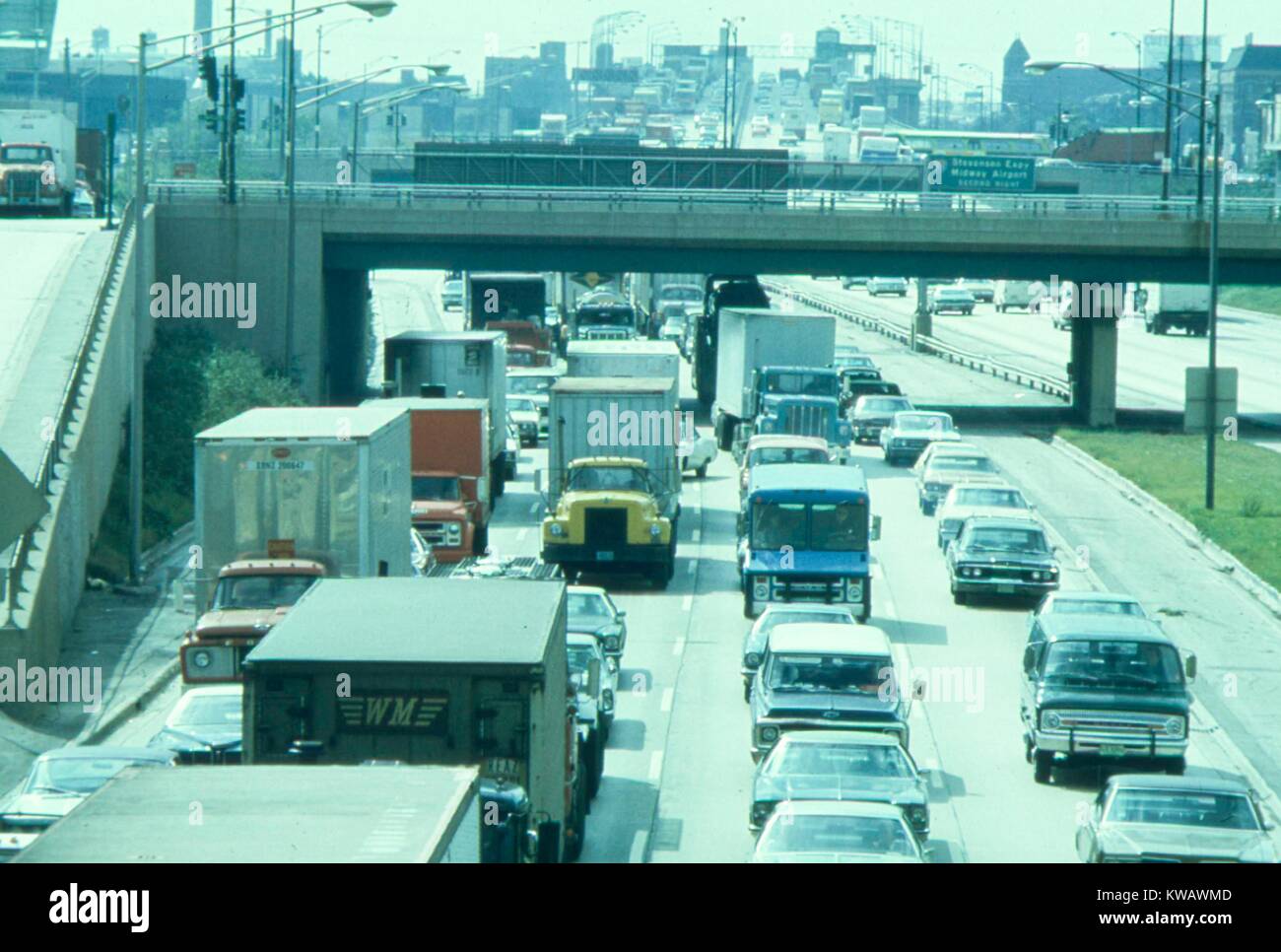 Voitures, camions, fourgonnettes, autobus et se tenir tête à tête de la circulation pendant les heures de la Dan Ryan Expressway à Chicago, Illinois, 1973. L'image de courtoisie des Archives nationales. Banque D'Images