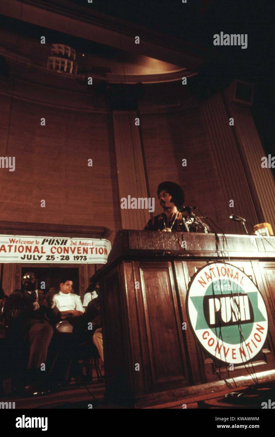 Le révérend Jesse Jackson s'exprime sur une émission de radio depuis le quartier général d'opération Pousser à Chicago, Illinois, au cours de la convention annuelle de l'Organisation, juillet 1973. L'image de courtoisie des Archives nationales. Banque D'Images