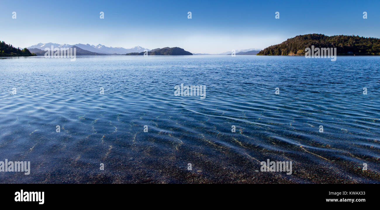 Une plage faite de petits rochers lisses juste en dehors de Bariloche. Vous obtenez une jolie baignade avec une vue spectaculaire sur le lac et les collines ! Banque D'Images