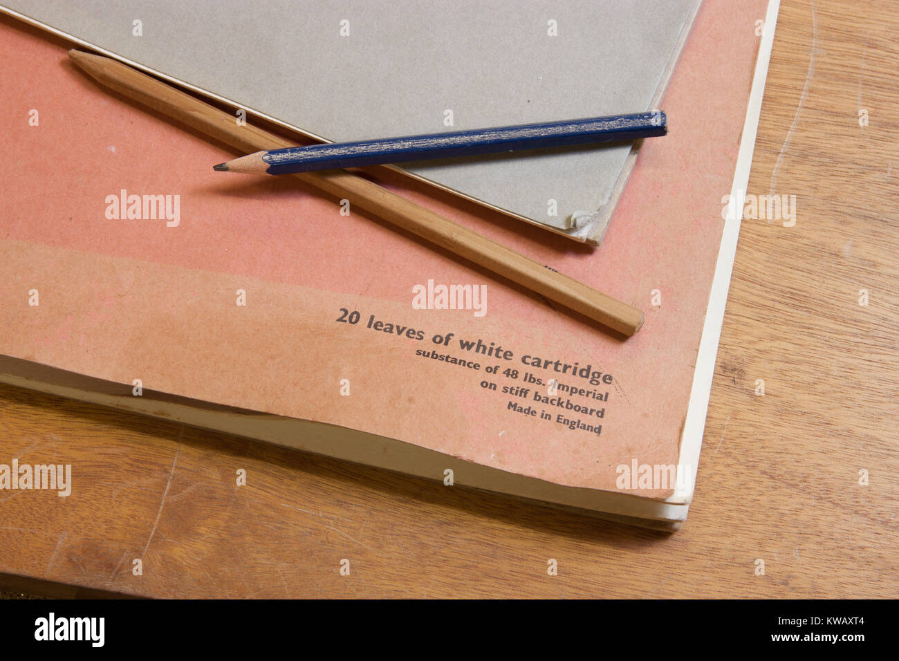 Retour à la planche à dessin crayons- reposant sur une feuille de papier vierge à partir d'un tampon vintage en bois sur 24 Banque D'Images