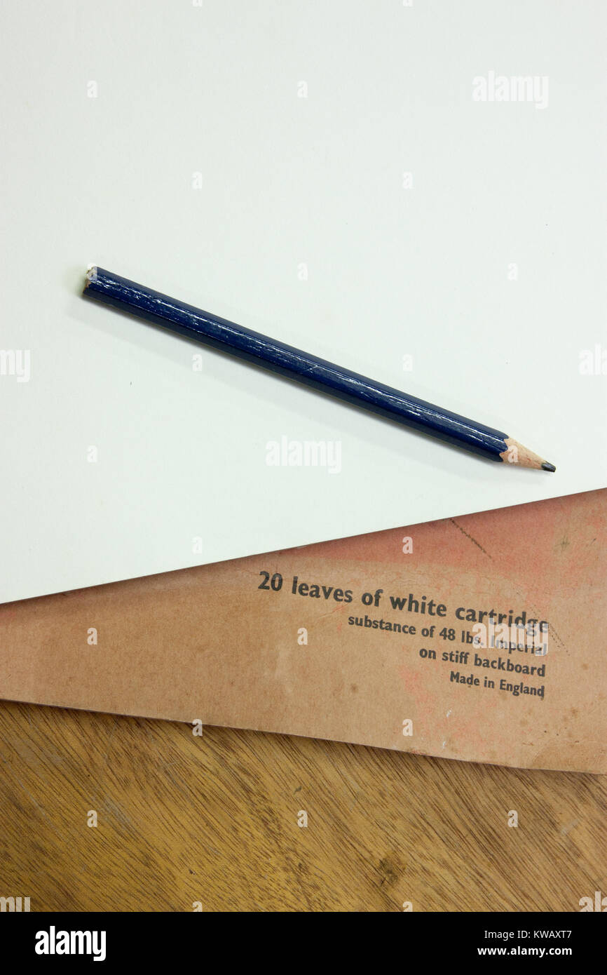 Retour à la planche à dessin crayons- reposant sur une feuille de papier vierge à partir d'un tampon vintage en bois sur 24 Banque D'Images