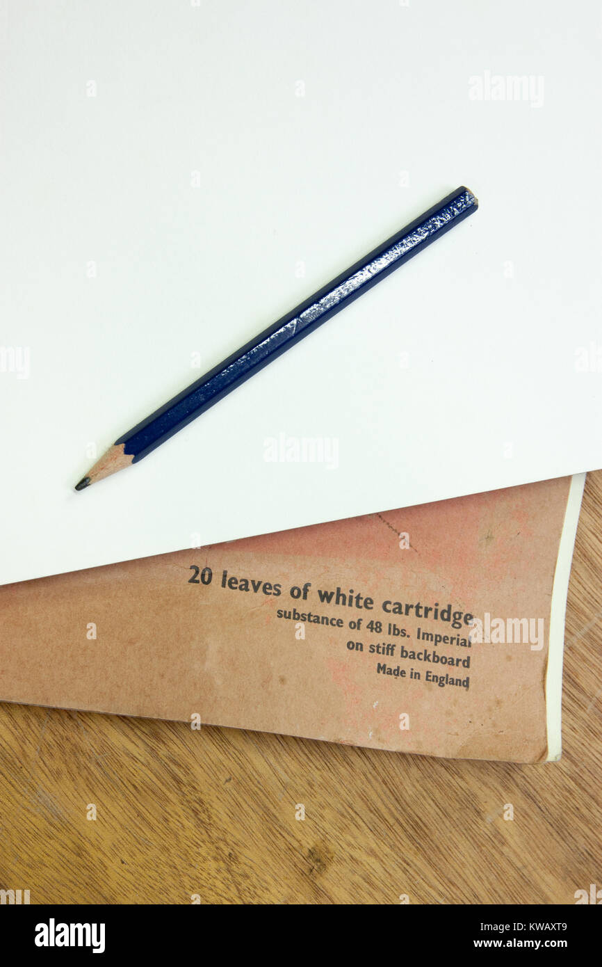 Retour à la planche à dessin crayons- reposant sur une feuille de papier vierge à partir d'un tampon vintage en bois sur 24 Banque D'Images