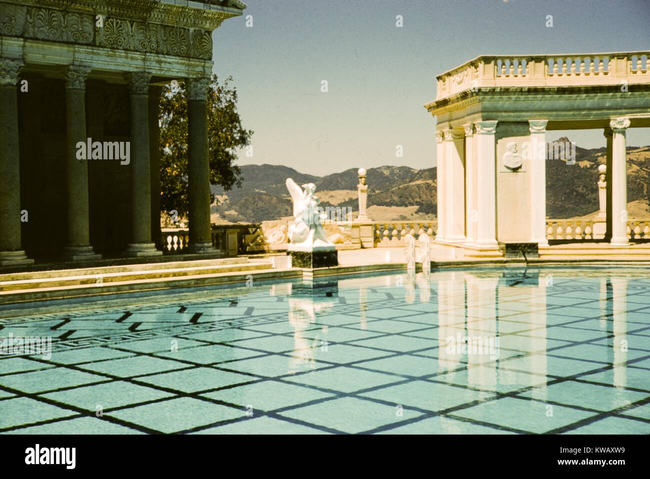 Un Temple Romain façade, une statue et un pavillon de marbre s'asseoir au bord de la piscine Neptune à Hearst Castle, San Simeon, California, 1960. Banque D'Images
