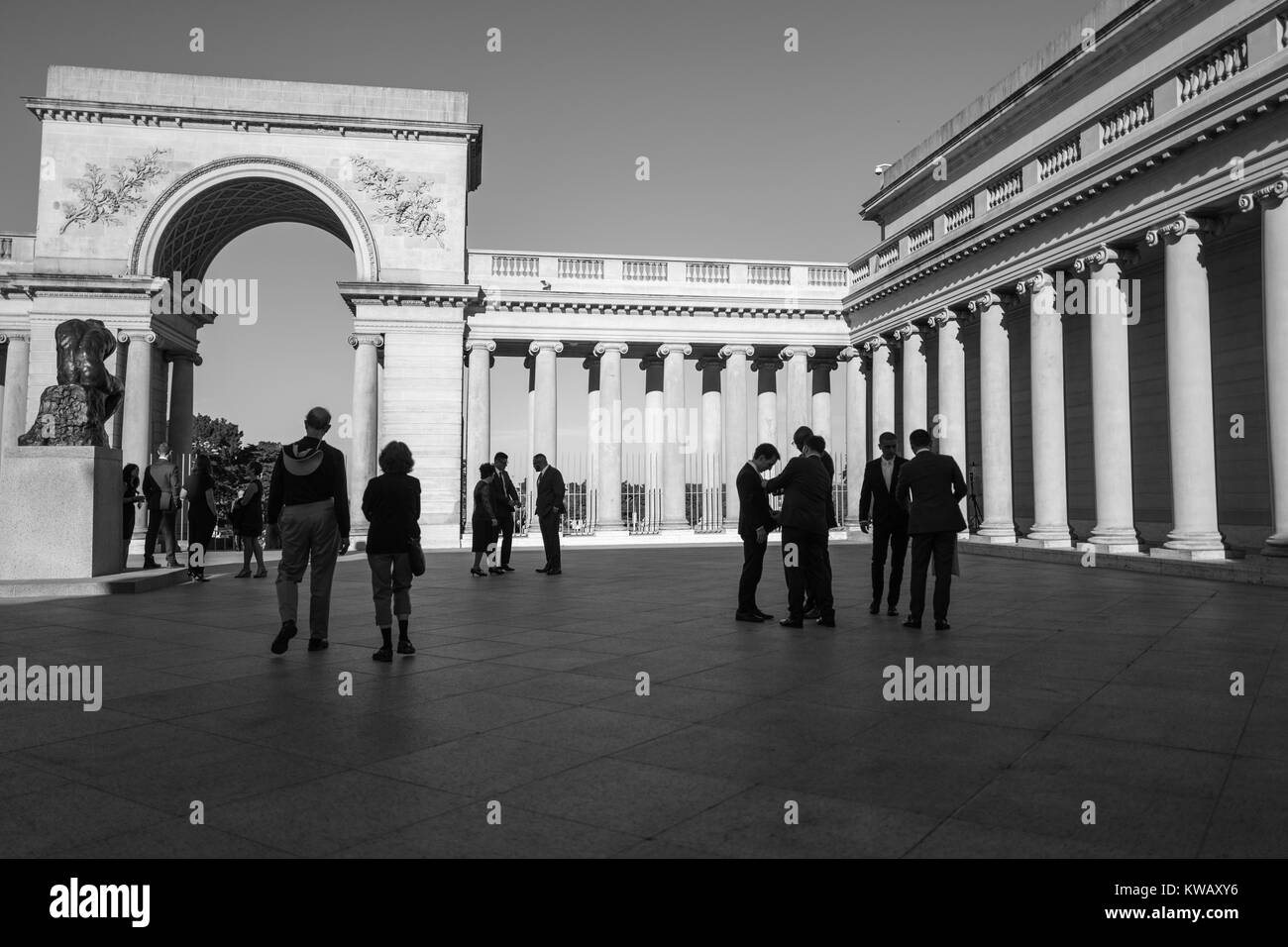 Les gens se rassemblent dans l'avant-cour au California Palace de la Légion d'honneur, musée d'art à la fin des terres de San Francisco, Californie, le 8 octobre 2016. Banque D'Images