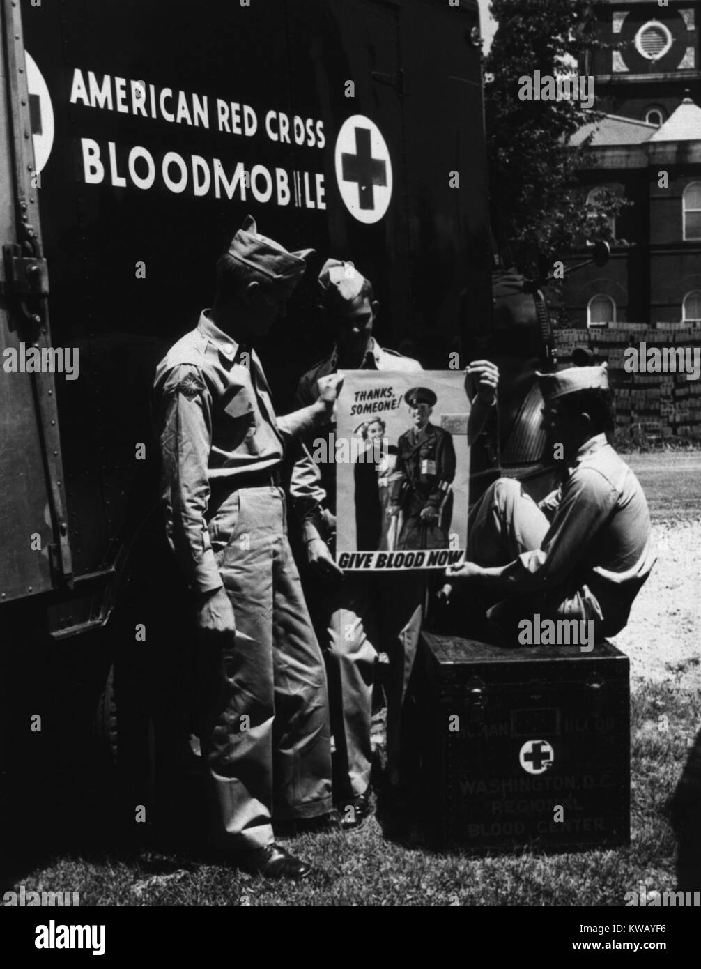 Travailleurs en face de la Croix Rouge américaine collectemobile holding signs que dire : Merci quelqu'un, donner du sang maintenant, United States, 1953. La permission de la National Library of Medicine. Banque D'Images