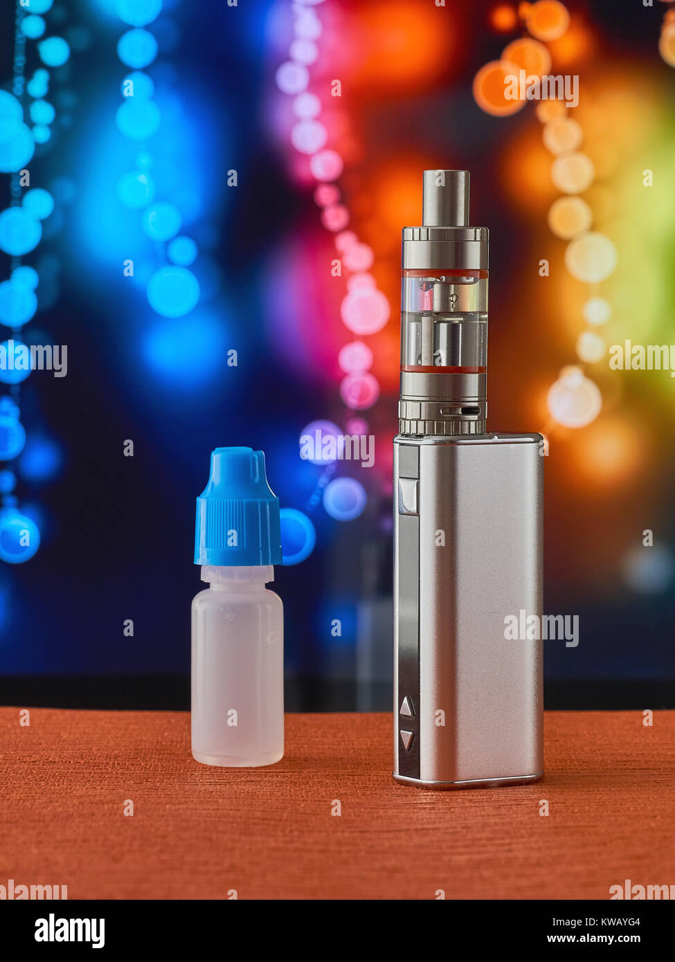 Vape, cigarette lectronique devant un fond color Photo Stock - Alamy