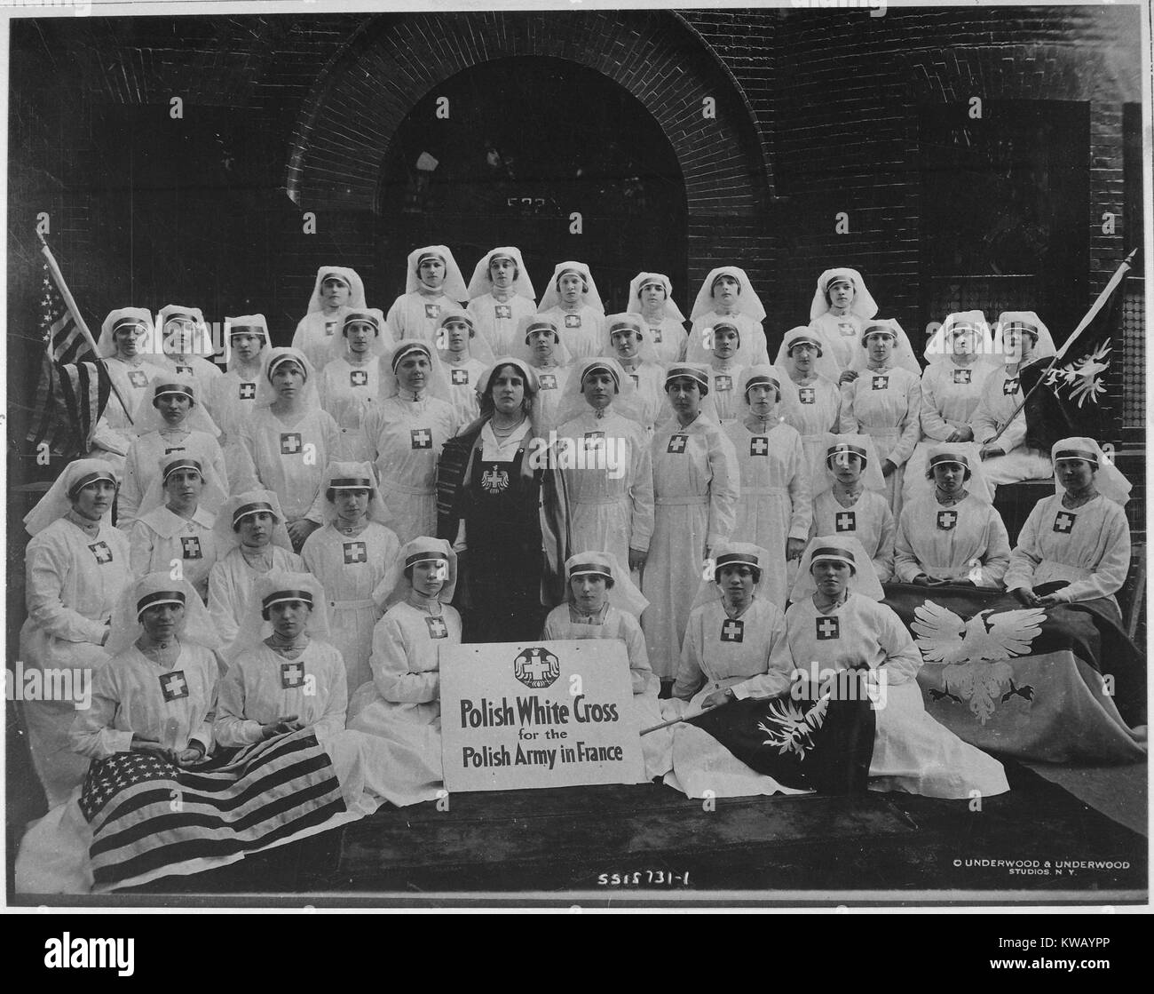 Trente sept infirmières polonaises d'aider l'armée polonaise en France pendant la Première Guerre mondiale, portant des blouses blanches et les habitudes et posant ensemble en tant que groupe, New York, New York, juin 1918. L'image de courtoisie des Archives nationales. Banque D'Images
