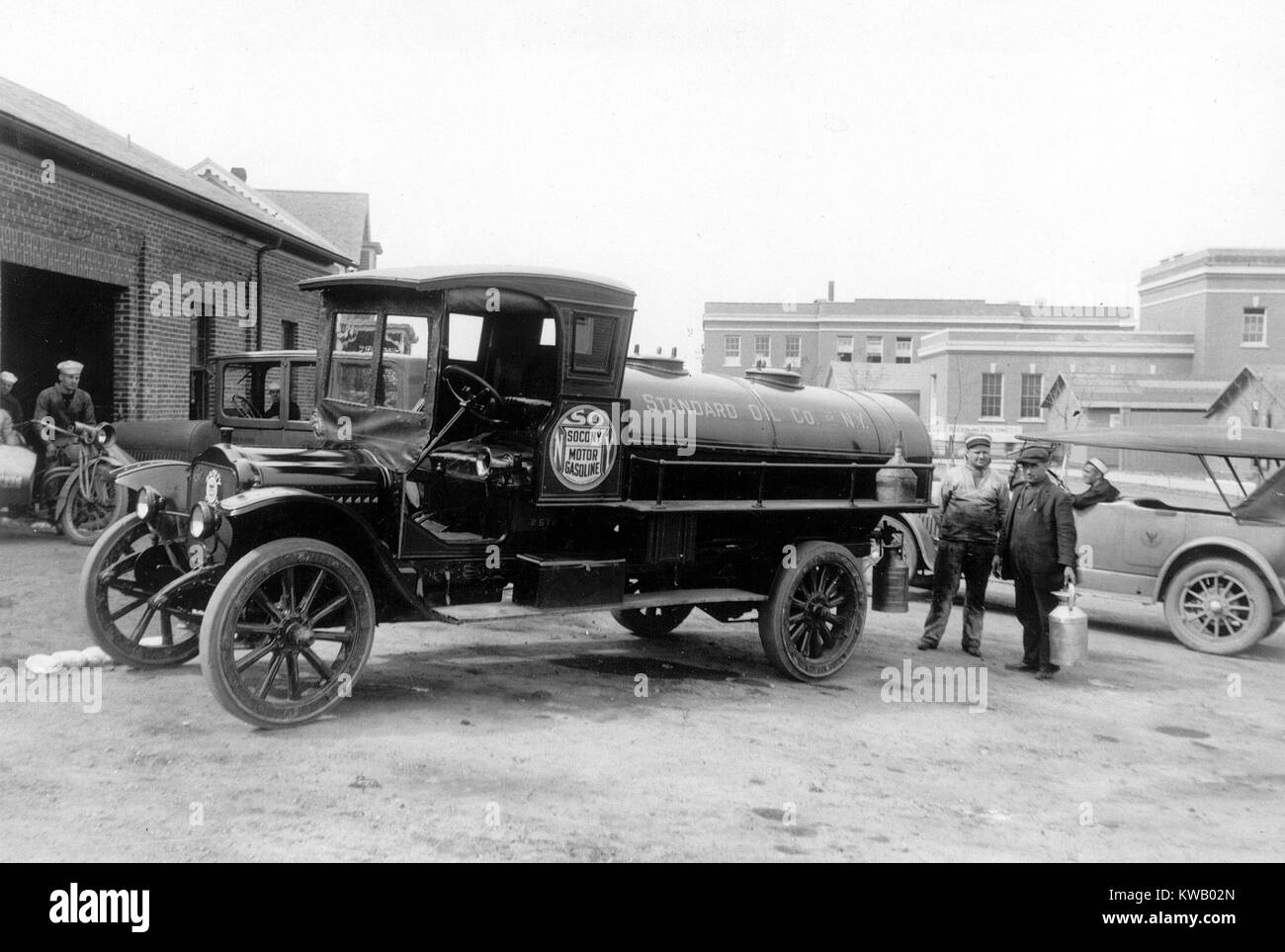 Des camions de livraison de l'essence aux US Naval Station de formation, deux hommes tenant un récipient debout à côté, Newport, Rhode Island, USA, 1920. () Banque D'Images