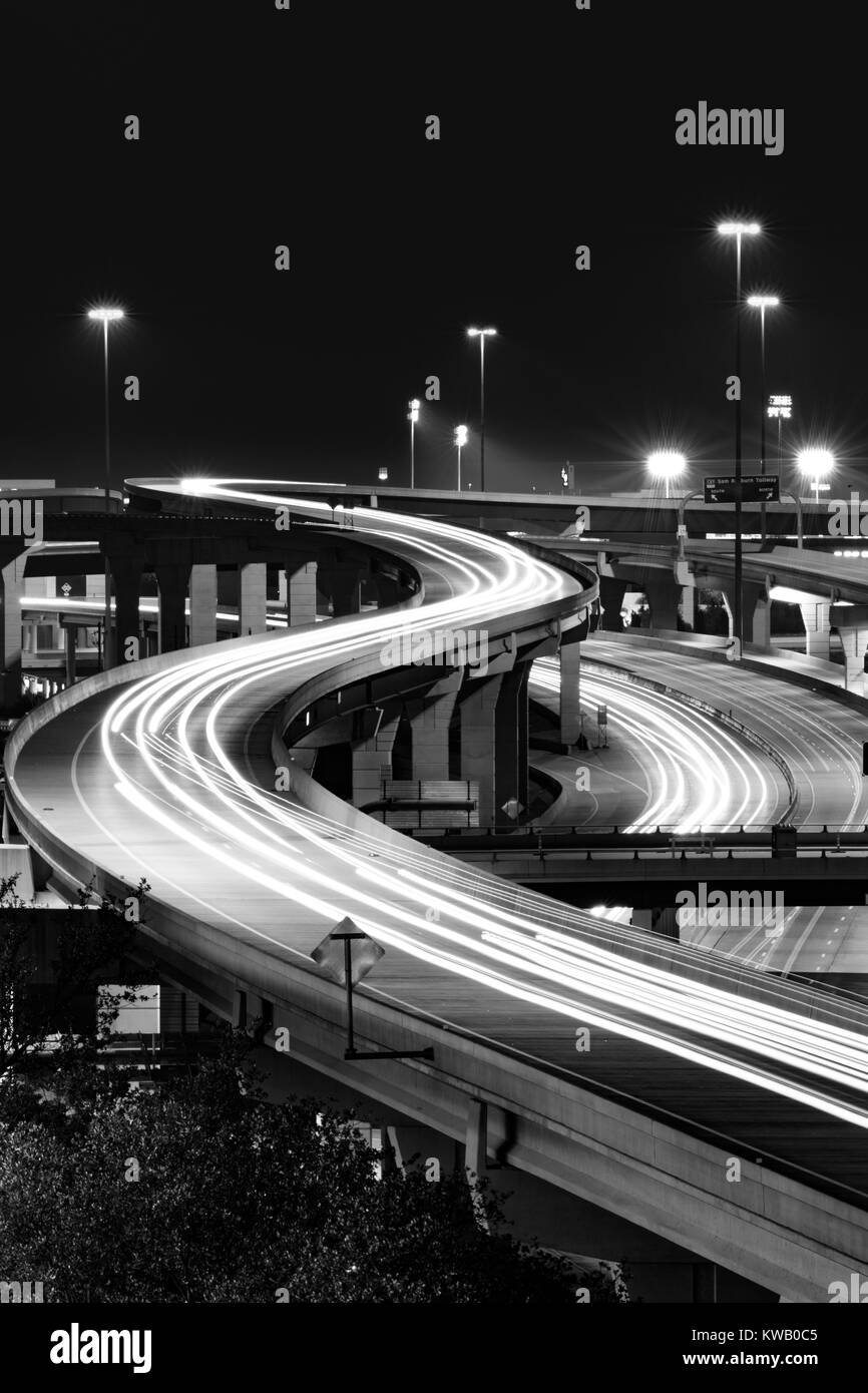 Une longue exposition d'intersection de l'autoroute dans la région de DFW, Texas Banque D'Images