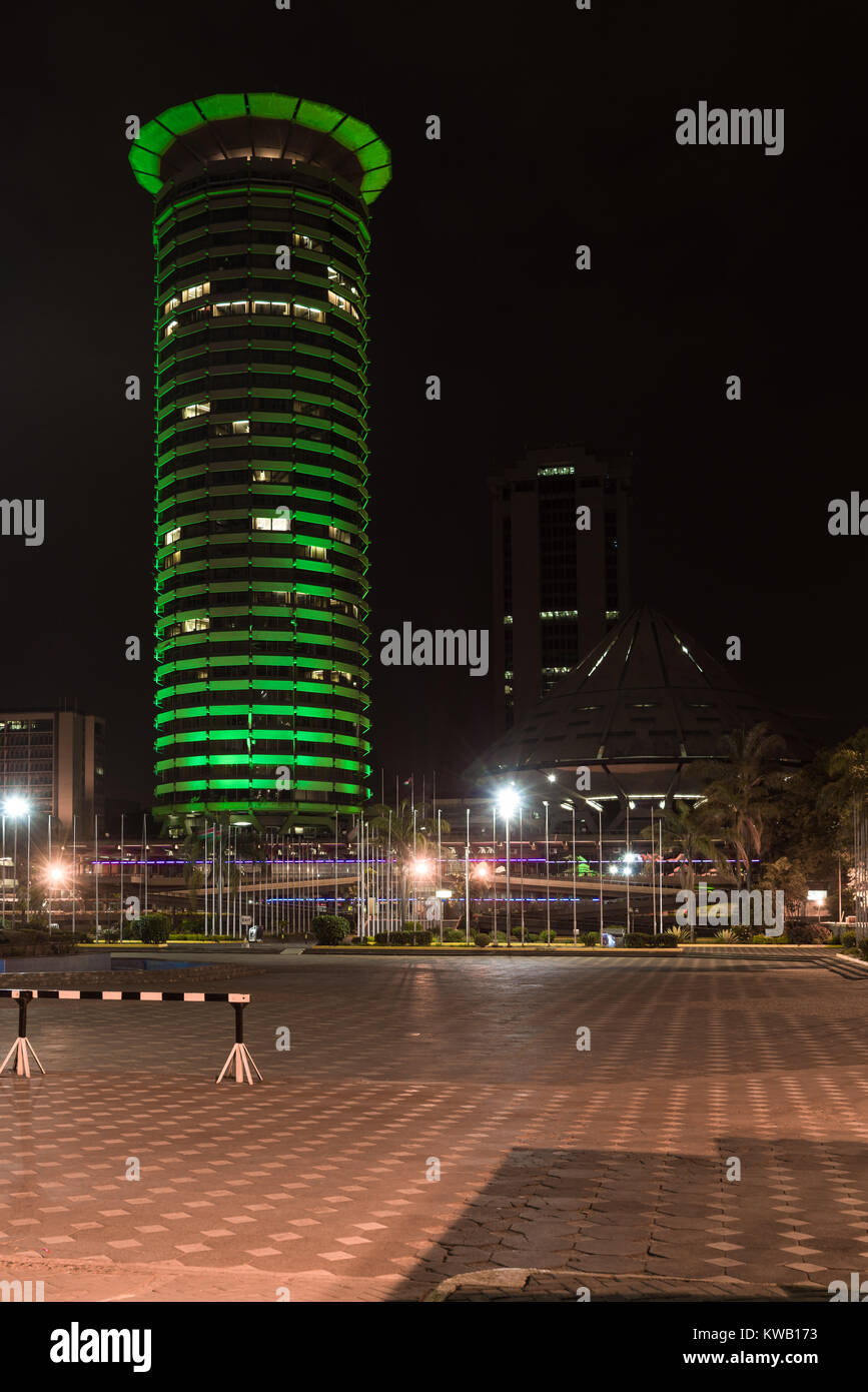 Le Centre de conférences International Kenyatta KICC extérieur de l'immeuble le jour du Nouvel An qui est éclairé en couleur pour célébrer la nouvelle année, Nairobi Banque D'Images