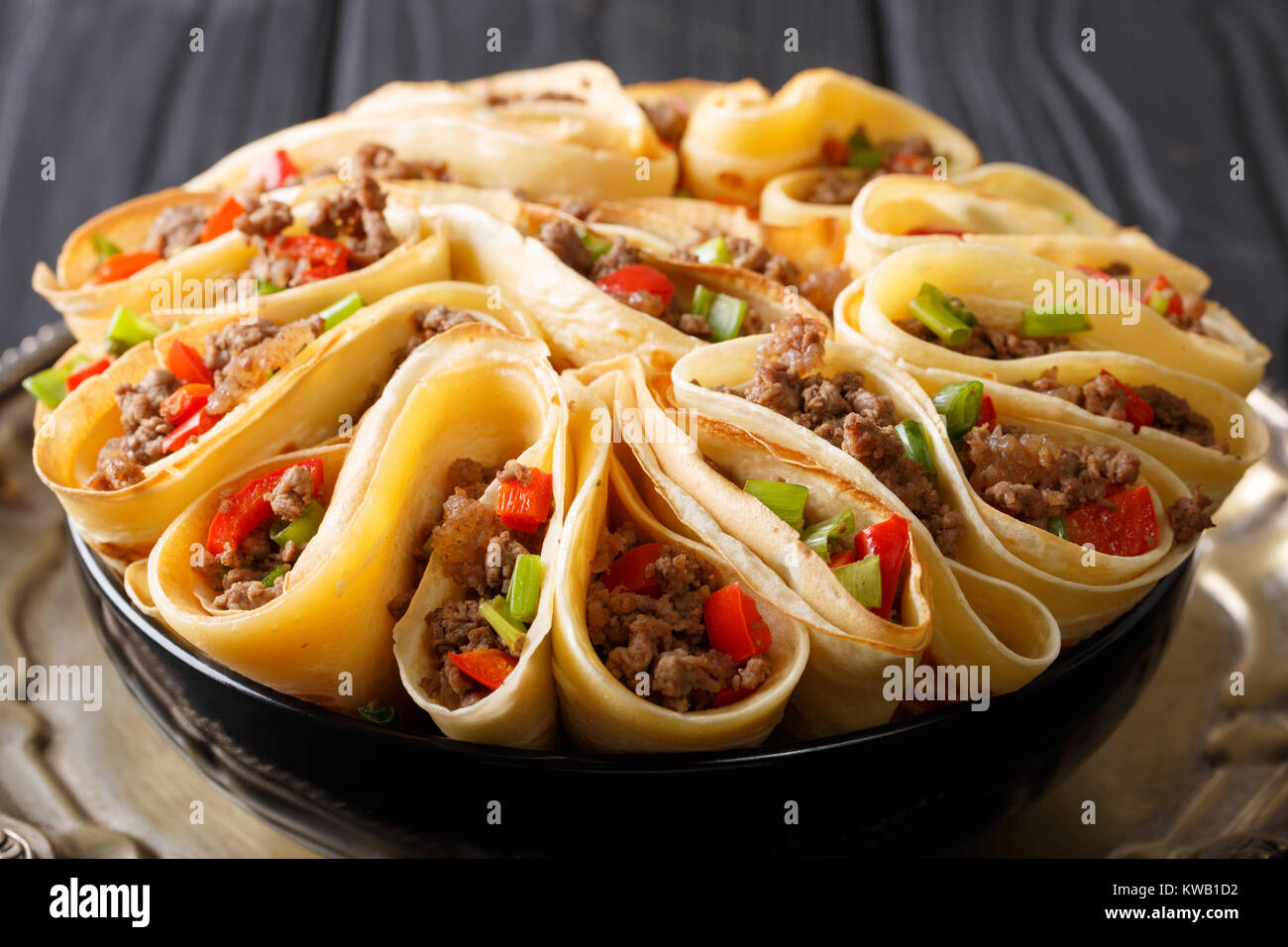 De délicieuses crêpes farcies de viande de boeuf, poivrons et oignons gros plan sur une table horizontale. Banque D'Images