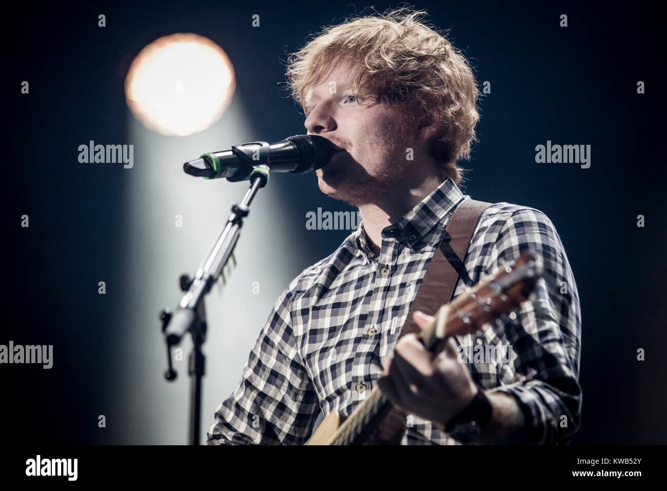 Le populaire auteur-compositeur-interprète et musicien britannique Ed Sheeran effectue un concert acoustique au Forum de Copenhague. Le concert était sold out et Sheeran effectuée en solo et sans un groupe d'accompagnement. Le Danemark, 11/11 2014. Banque D'Images
