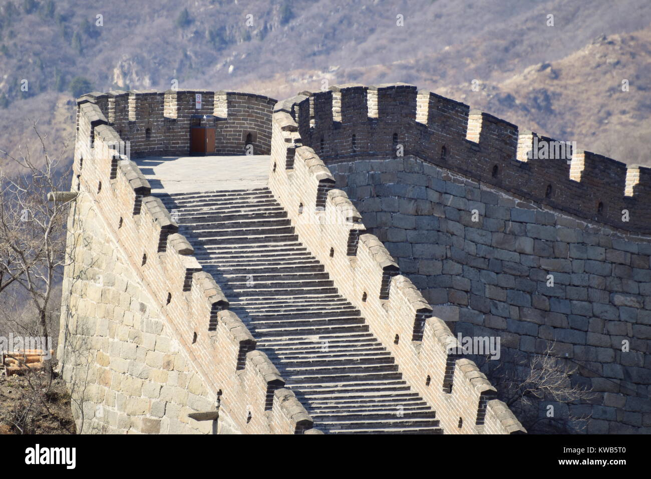 Tourner brusquement et de coin le long de la Grande Muraille de Chine, des murs en pierre et les étapes, la section de Mutianyu, Beijing, Beijing Banque D'Images