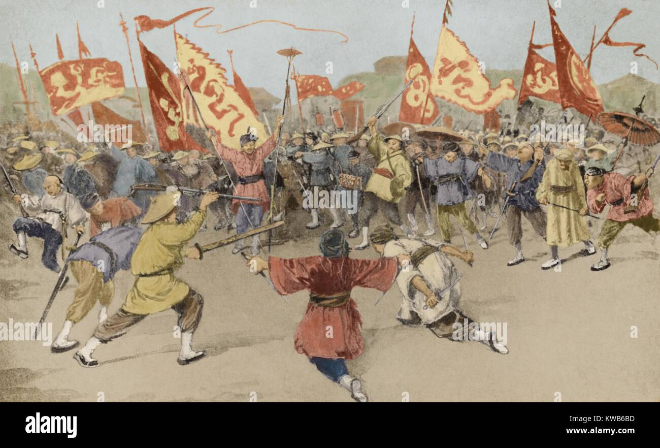 Assemblée des boxeurs chinois d'effectuer leurs exercices d'arts martiaux, ca. 1899-1900. L'une de leurs devises préférées était, 'aider la Chine à exterminer les étrangers." se faisant appeler "Fists of Righteous Harmony', ils ont cru qu'ils avaient des pouvoirs magiques et étaient (BSIC 2016 9 4). 7 Continents Histoire/Everett Collection Banque D'Images
