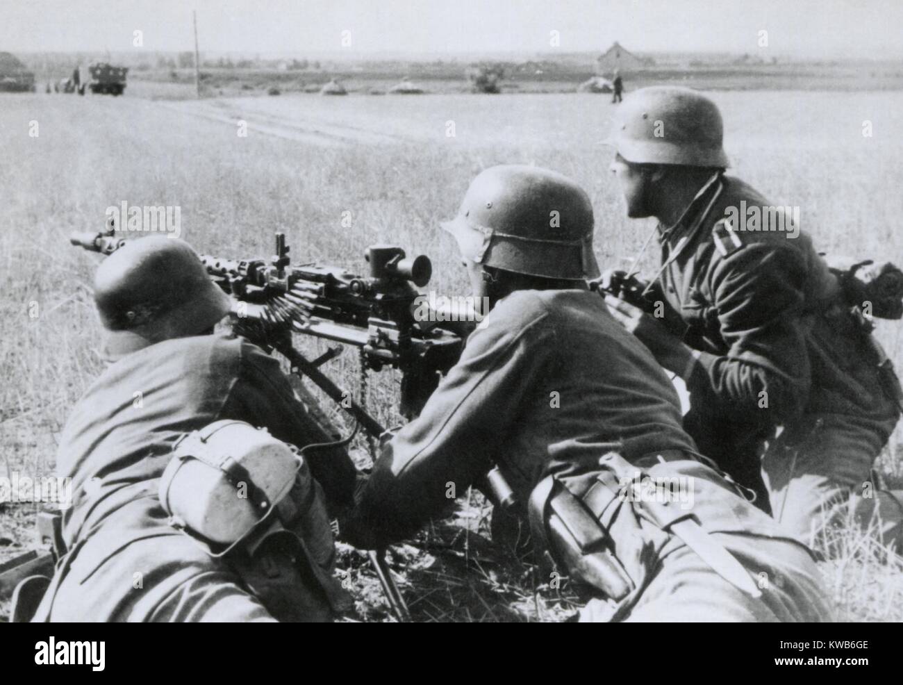 Les soldats allemands fire une mitrailleuse pendant l'invasion nazie de l'Union Soviétique (Russie). L'été 1941, pendant la Deuxième Guerre mondiale. (BSLOC 2014 8 15) Banque D'Images