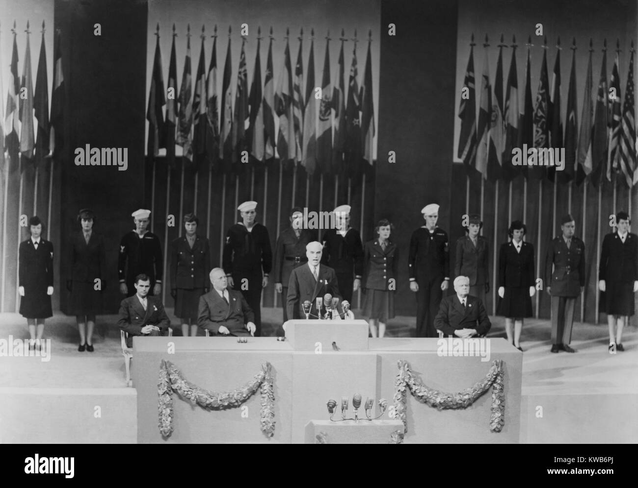 Conférence des Nations Unies sur l'Organisation internationale de l'ouverture à San Francisco. U.S. Sec. d'État Edward Stettinius préside. Sont Assis de gauche à droite : Alger Hiss, Gouverneur Earl Warren et le maire Roger Lapham. Alors qu'en session, du 25 avril au 26 juin 1945, la conférence sera l'Organisation des Nations Unies. (BSLOC 2014 8 226) Banque D'Images