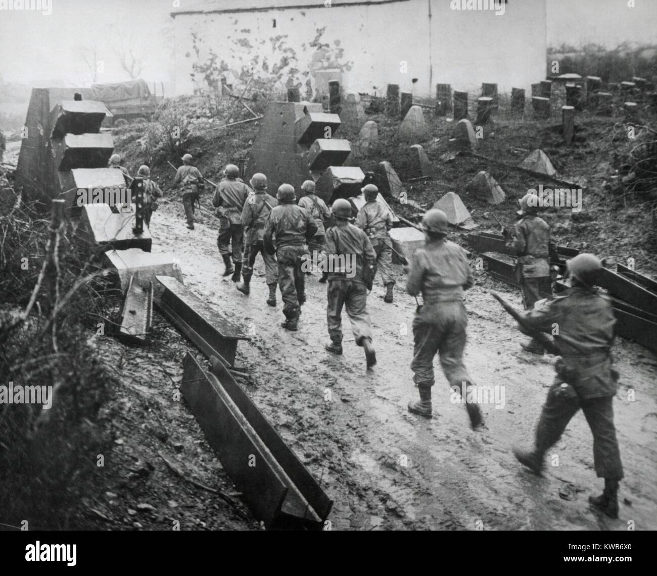 Les troupes américaines se déplacent dans dents de dragon de la paroi ouest (Ligne Siegfried) fortifications. Par 23 février 1945, deux corps de la troisième armée des États-Unis avaient combattu leur chemin à travers le mur ouest de la rivière Pruem. L'Allemagne, la seconde guerre mondiale 2. (BSLOC 2014 8 63) Banque D'Images