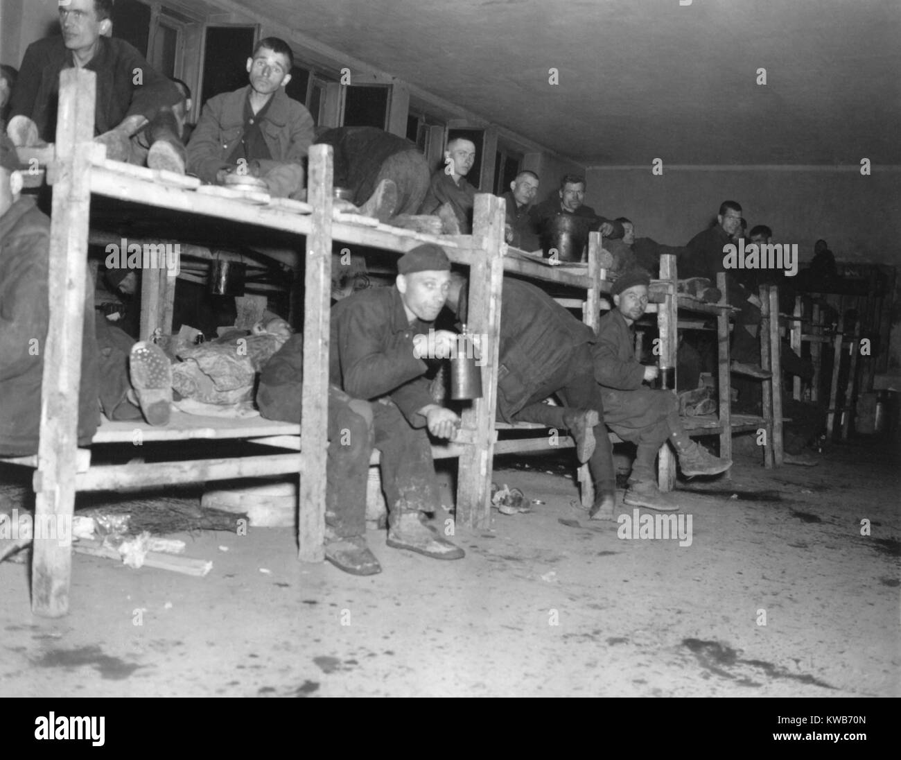 Prisonniers alliés dans l 'Hôpital" d'un camp de prisonniers nazi capturé par la 9e Armée américaine. Plus de 22 000 détenus de 11 nations ont été logés ici, certains depuis plus de cinq ans. Les 19 000 prisonniers russes ont été systématiquement nourri la moitié des rations alimentaires des autres prisonniers. Hemer, Allemagne, le 14 avril 1945. La Seconde Guerre mondiale 2. (BSLOC 2014 8 94) Banque D'Images