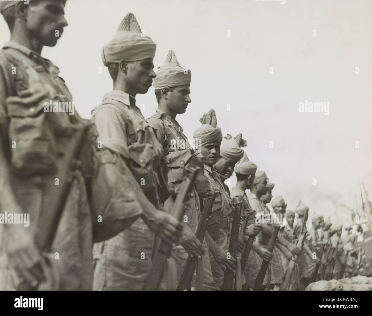 Des soldats indiens britanniques nouvellement arrivés au garde à vous avant l'inspection à Singapour. Ca. 31/12/1941. La Seconde Guerre mondiale 2. (BSLOC   2014 10 145) Banque D'Images