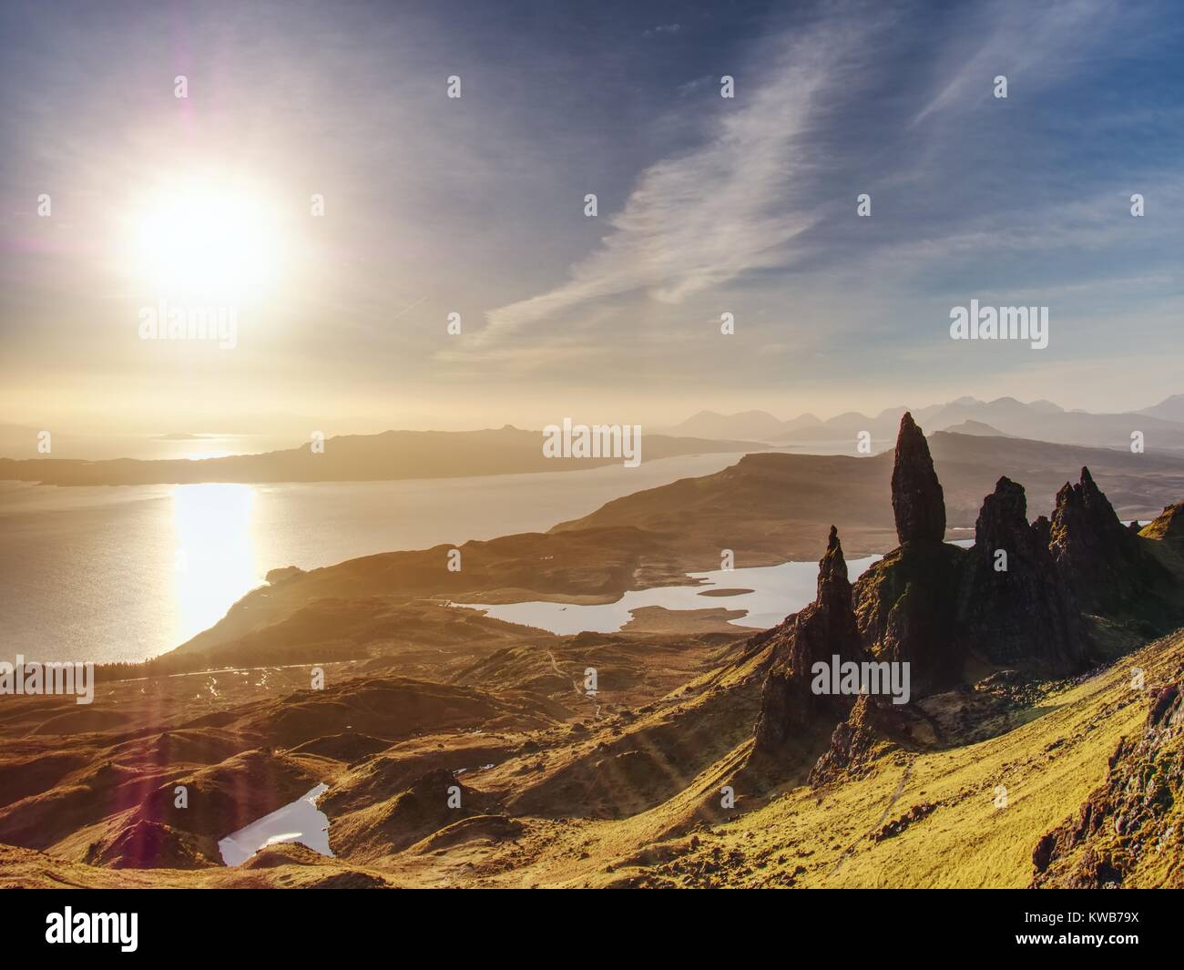 Matin voir de Old Man Storr de formation des roches et le lac de l'Écosse. L'une des merveilles les plus photographiés dans l'Ecosse. Banque D'Images