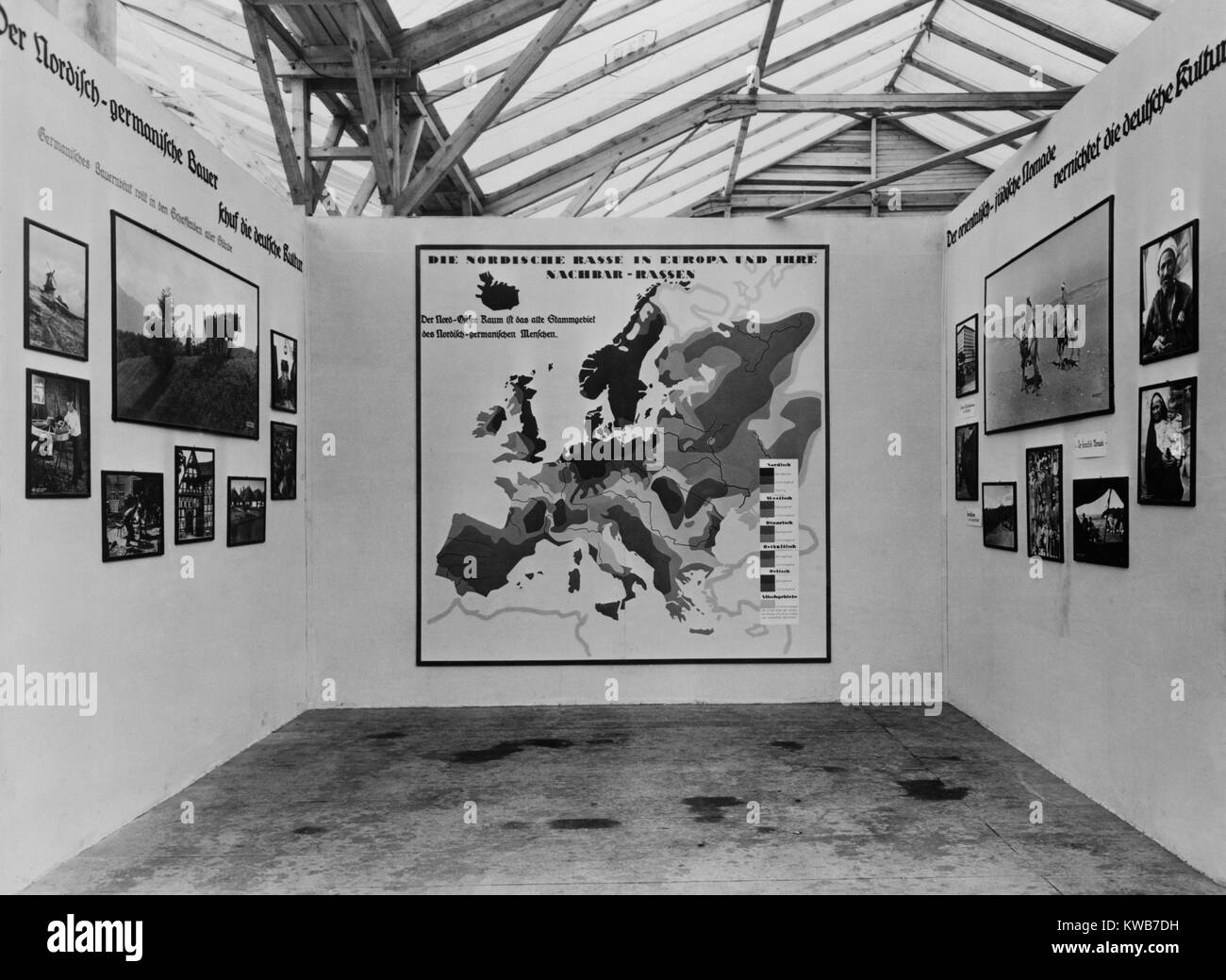La propagande antisémite nazie en 1934 une exposition de photos sur les différentes "races". Dans le centre est une carte montrant les zones "raciaux". Sur la gauche sont des images de 'Nordic-Germanic les agriculteurs qui protègent la culture allemande", et à droite, 'Oriental-Jewish nomades qui détruisent la culture allemande". (BSLOC 2014 8 110) Banque D'Images