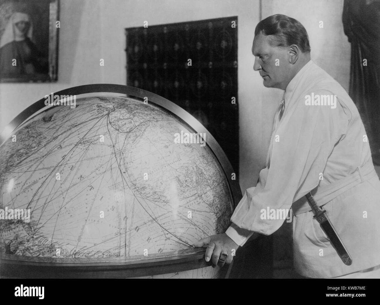 Hermann Goering, se penchant vers un grand globe en 1939. Il était à l'apogée de sa puissance et influence dans le régime nazi d'Adolf Hitler. (BSLOC 2014 8 152) Banque D'Images