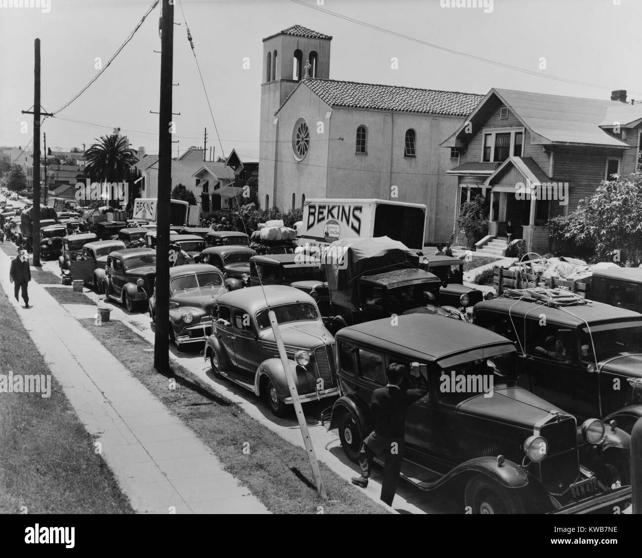 Américains d'origine japonaise créer un embouteillage sur Mariposa Street, Los Angeles. Ils suivent des ordres d'évacuation, de faire rapport à l'Assemblée générale centres. Leurs voitures pourrait être mis en magasin du gouvernement pour la durée de leur internement. En avril 1942. La Seconde Guerre mondiale 2. (BSLOC   2014 10 250) Banque D'Images