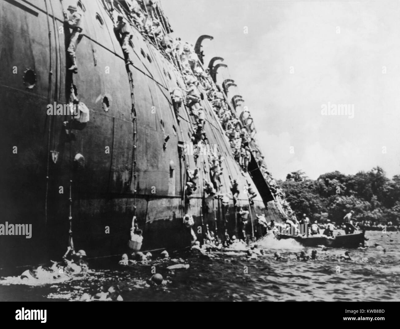 L'abandon de soldats le naufrage SS President Coolidge à Espiritu Santo Harbor. Elle a frappé une mine américaine parce que les instructions de sécurité l'entrée dans le port ont été omis dans son bateau à la vente. Mais tous deux à bord ont survécu, mais la perte d'équipements et fournitures aggravé la crise à Guadalcanal. 26 octobre, 1943. La Seconde Guerre mondiale 2. (BSLOC   2014 10 99) Banque D'Images