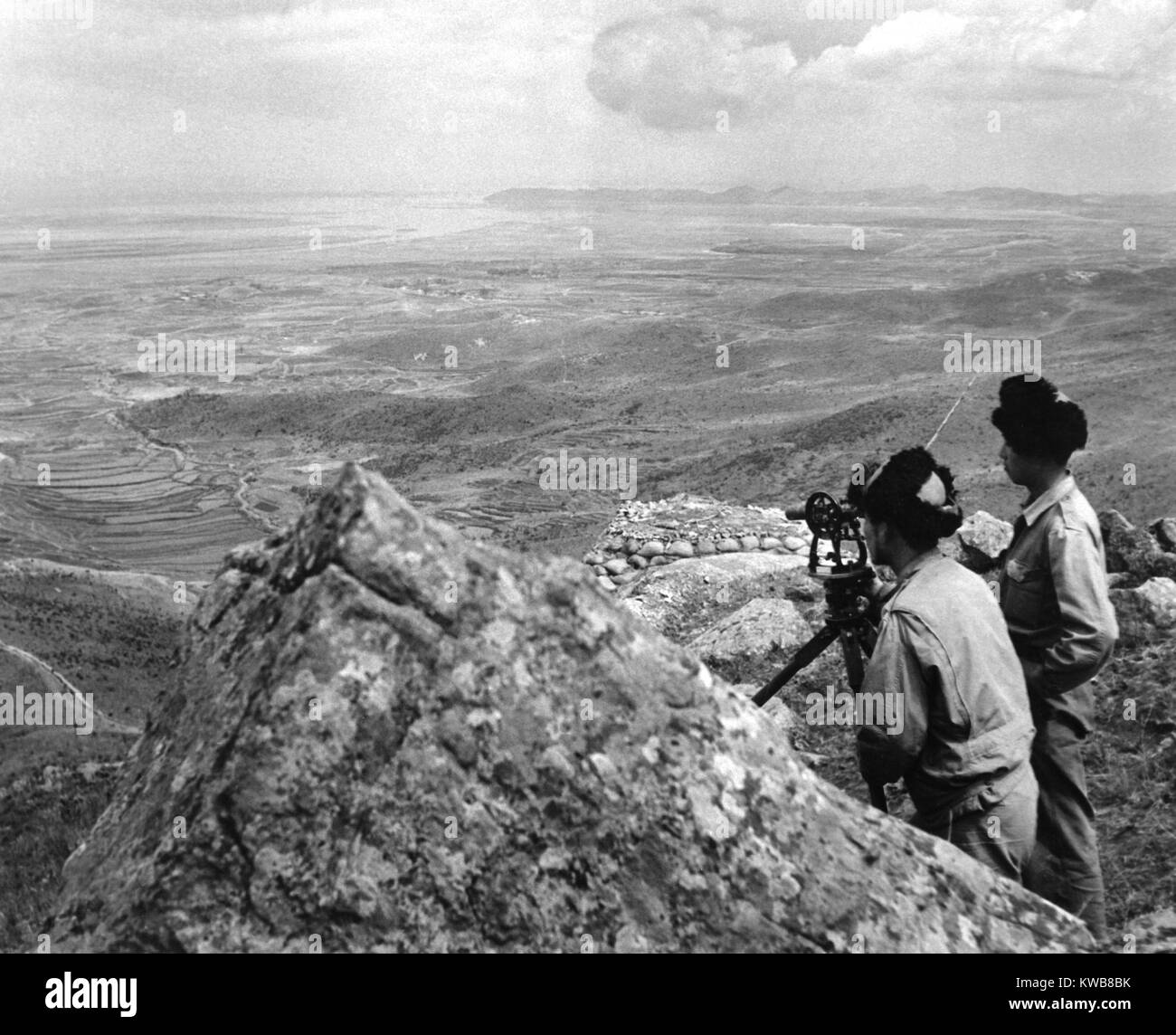 Les officiers de l'armée sud-coréens d'observer les activités dans tout le 38e parallèle à partir d'un avant-poste de la montagne. Cette photo a été prise juste au début de la guerre de Corée. Juin 1950 (BSLOC 2014 11 1) Banque D'Images