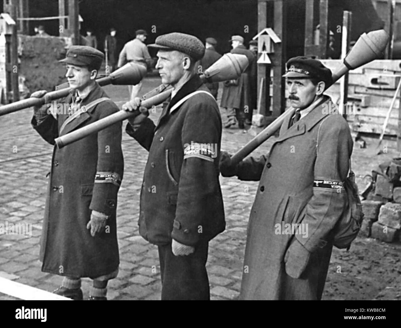 Certains des 60 000 Volksstrum engagés dans la bataille de Berlin, le 16 avril au 2 mai 1945. Ces membres civils de la milice allemande sont armés de lance-roquettes, 'Faustpatrone'. La Seconde Guerre mondiale 2. (BSLOC 2014 8 73) Banque D'Images