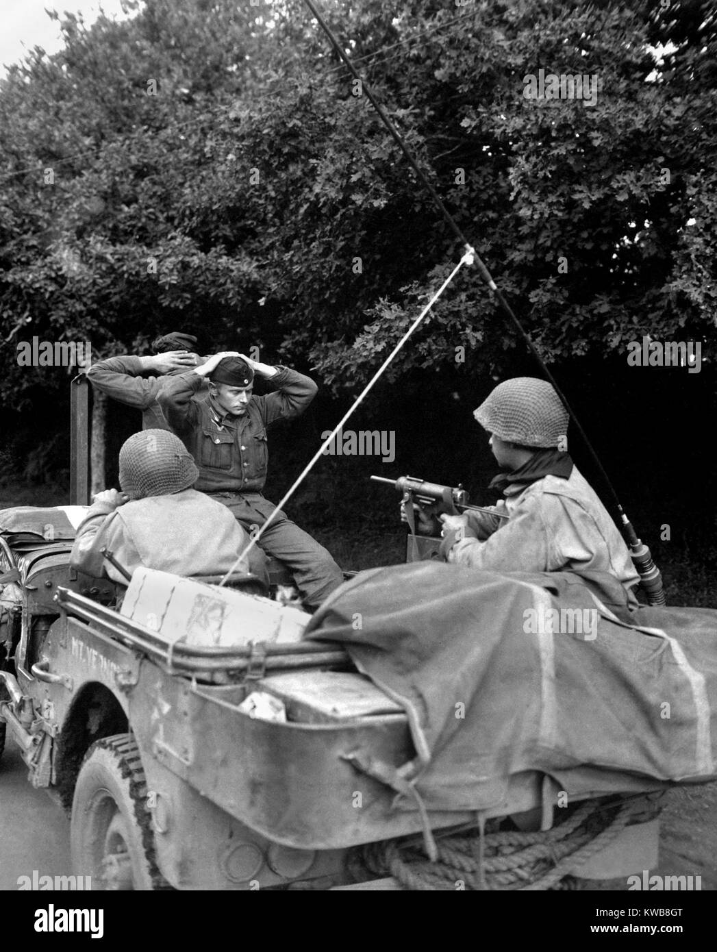 Deux prisonniers allemands gardés par l'infanterie française libre de la 6e Armored Div. Plouay, Bretagne, France. Le 28 août 1944. La Seconde Guerre mondiale 2. (BSLOC 2014 8 92) Banque D'Images