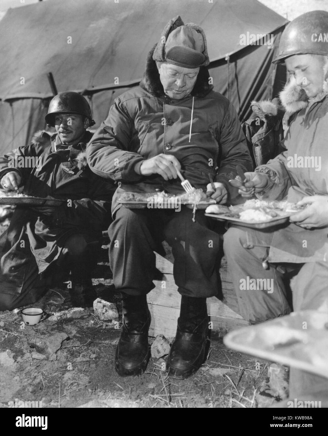 Le président élu américain Dwight Eisenhower mange avec des soldats en Corée le 31/12/1952. Il s'acquitte d'une promesse électorale de 'aller en Corée" ce qui implique qu'il prendrait des mesures pour mettre fin à la guerre de Corée. L'armistice a été signé en juillet 1953. (BSLOC   2014 11 260) Banque D'Images