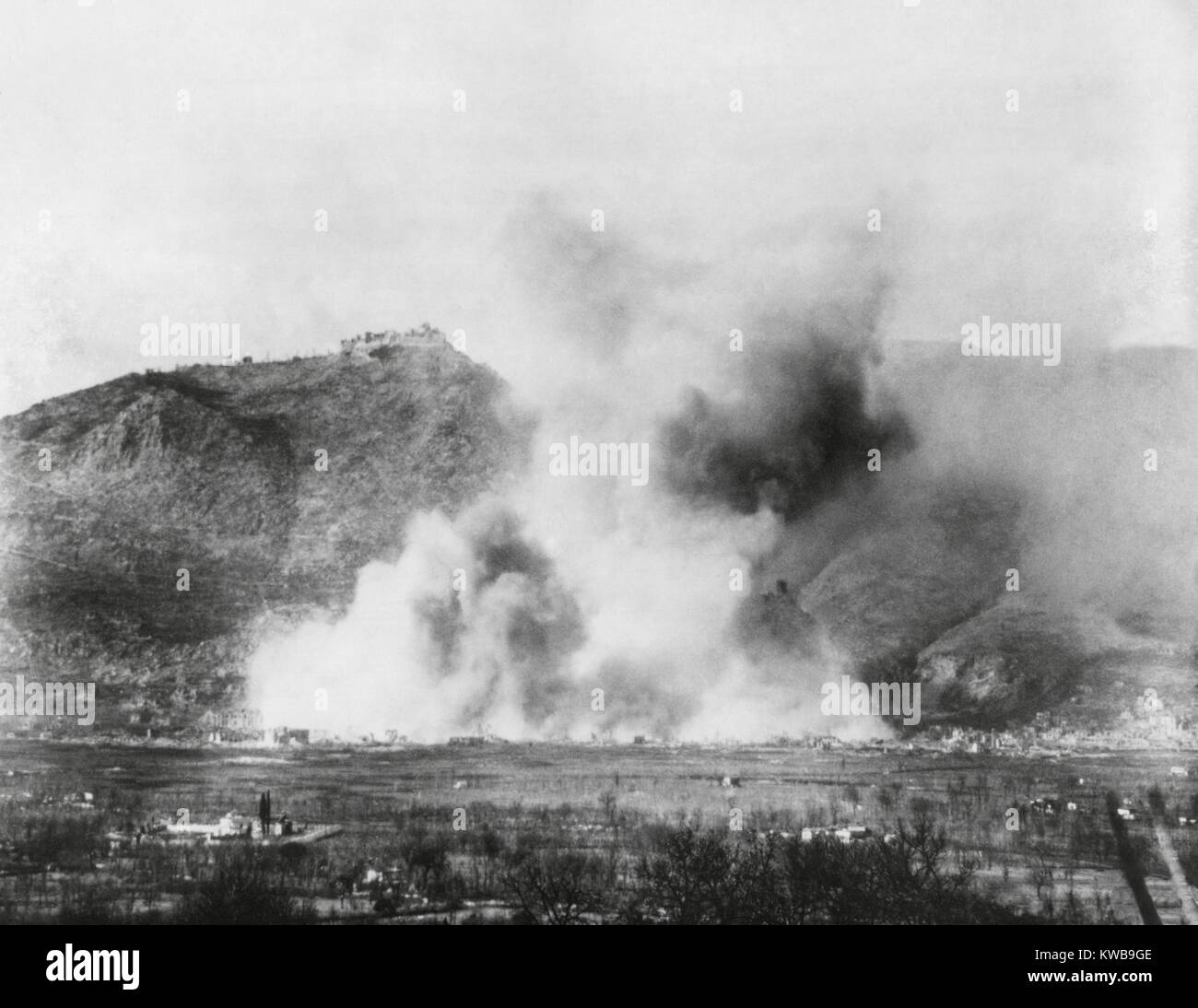 La ville de Cassino a été complètement détruit dans l'un de WW2's la plupart des attentats d'air concentré. L'Abbaye de Monte Cassino a été bombardée lors de la même opération. Le 15 février 1944. La Seconde Guerre mondiale 2. (BSLOC   2014 10 39) Banque D'Images