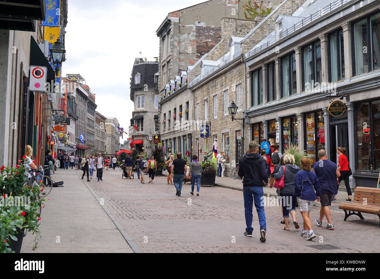 Voyageurs marchant sur la Rue Saint Paul Est, une rue pavée avec de petites boutiques dans le Vieux Montréal, Québec, Canada Banque D'Images