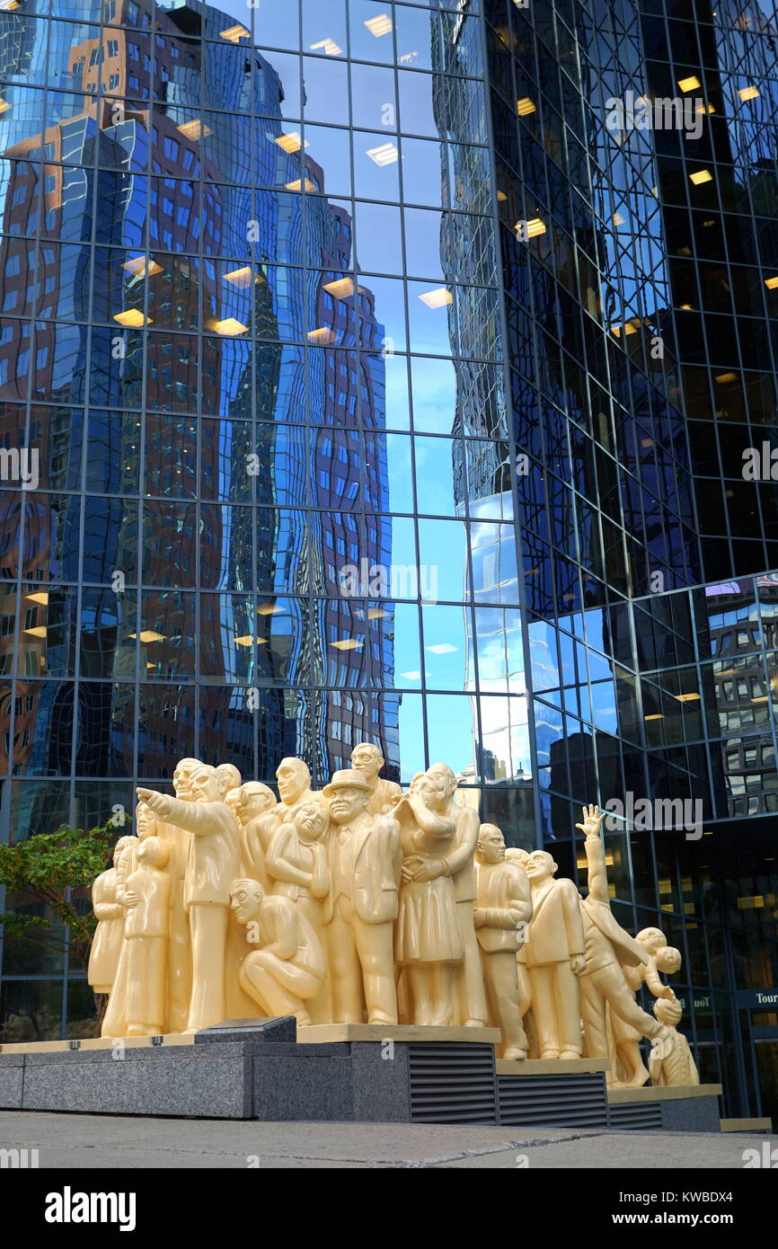 La foule illuminée, les sculptures humaines par Raymond Mason à l'esplanade du McGill College à Montréal, Québec, Canada Banque D'Images