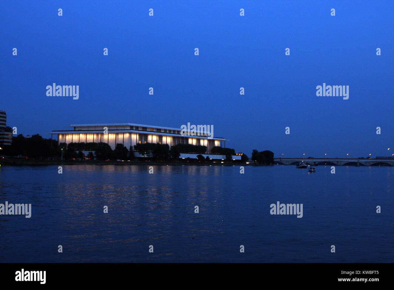 Kennedy Center comme vu à partir de Georgetown avec Potomac en premier plan. Banque D'Images