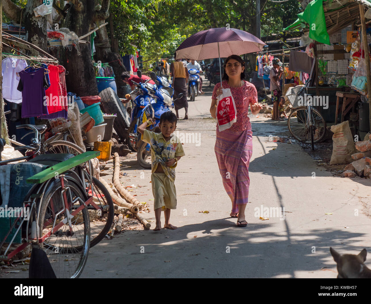Route avec la circulation locale dans Dala Township, dans l'ensemble du fleuve Yangon à partir de Yangon. Banque D'Images