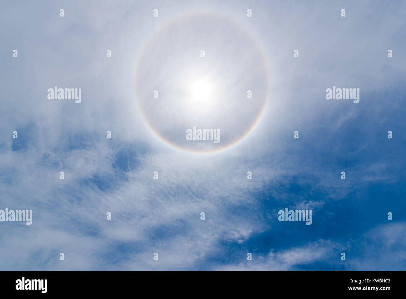 Halo solaire de 22 degrés dans le ciel bleu au-dessus de Chengdu, Chine Banque D'Images