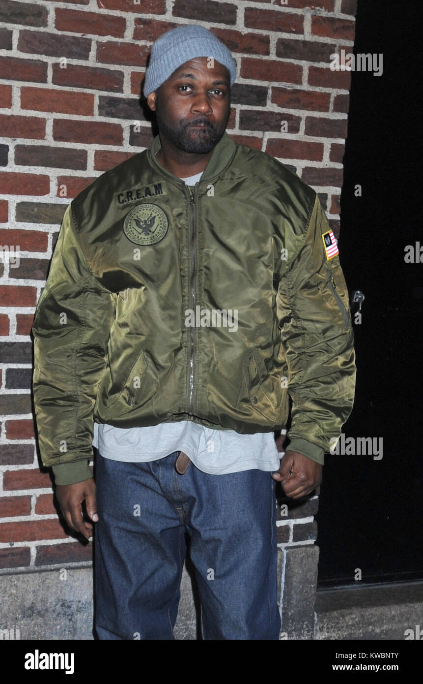 NEW YORK, NY - 25 novembre : 9ème Prince de la Wu-Tang Clan quitte le 'Late Show with David Letterman' au Ed Sullivan Theater Le 25 novembre 2014 à New York City People : Masta Killa Banque D'Images