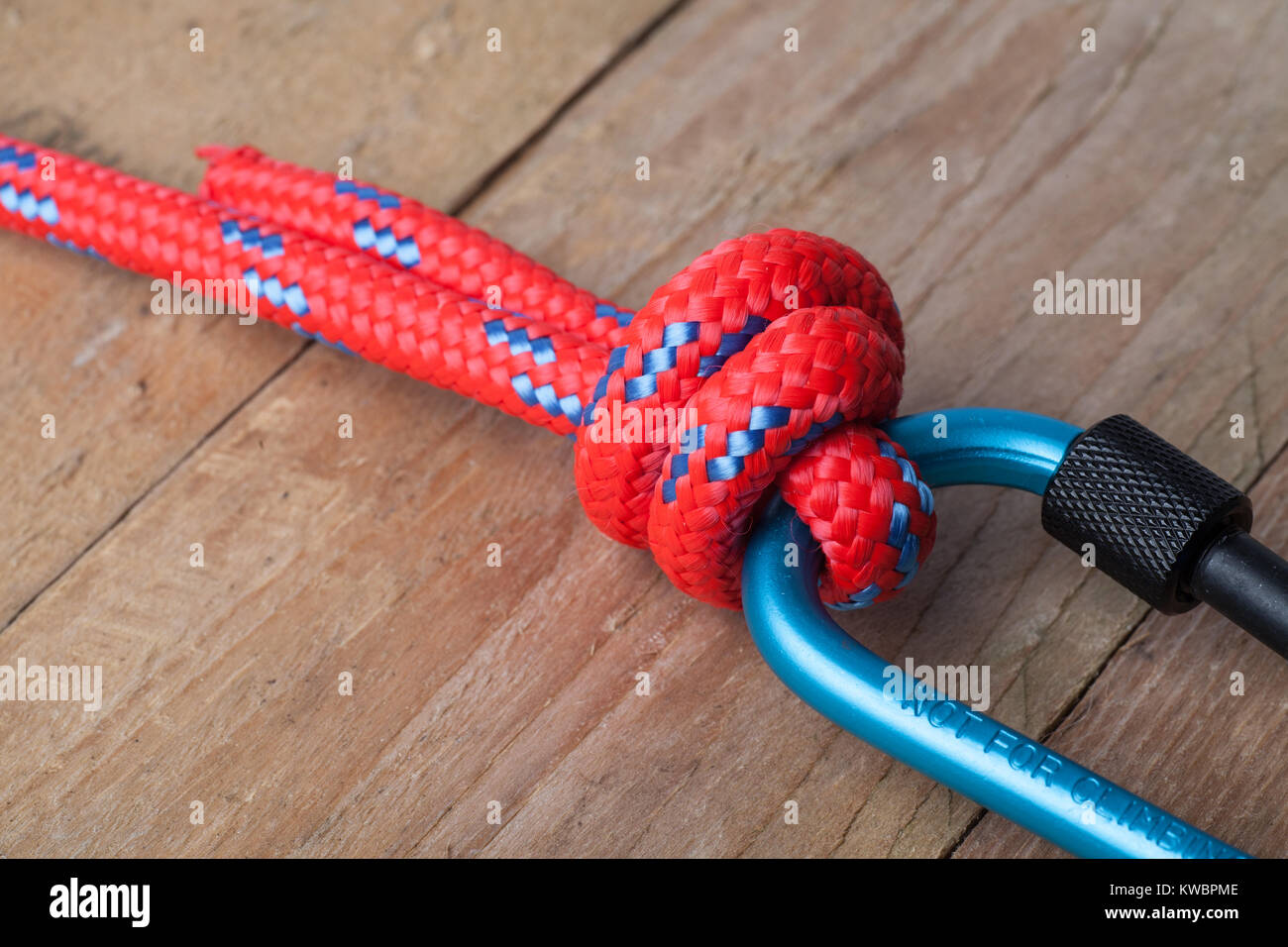 Nœud de pêcheurs avec mousqueton sur corde rouge Photo Stock - Alamy