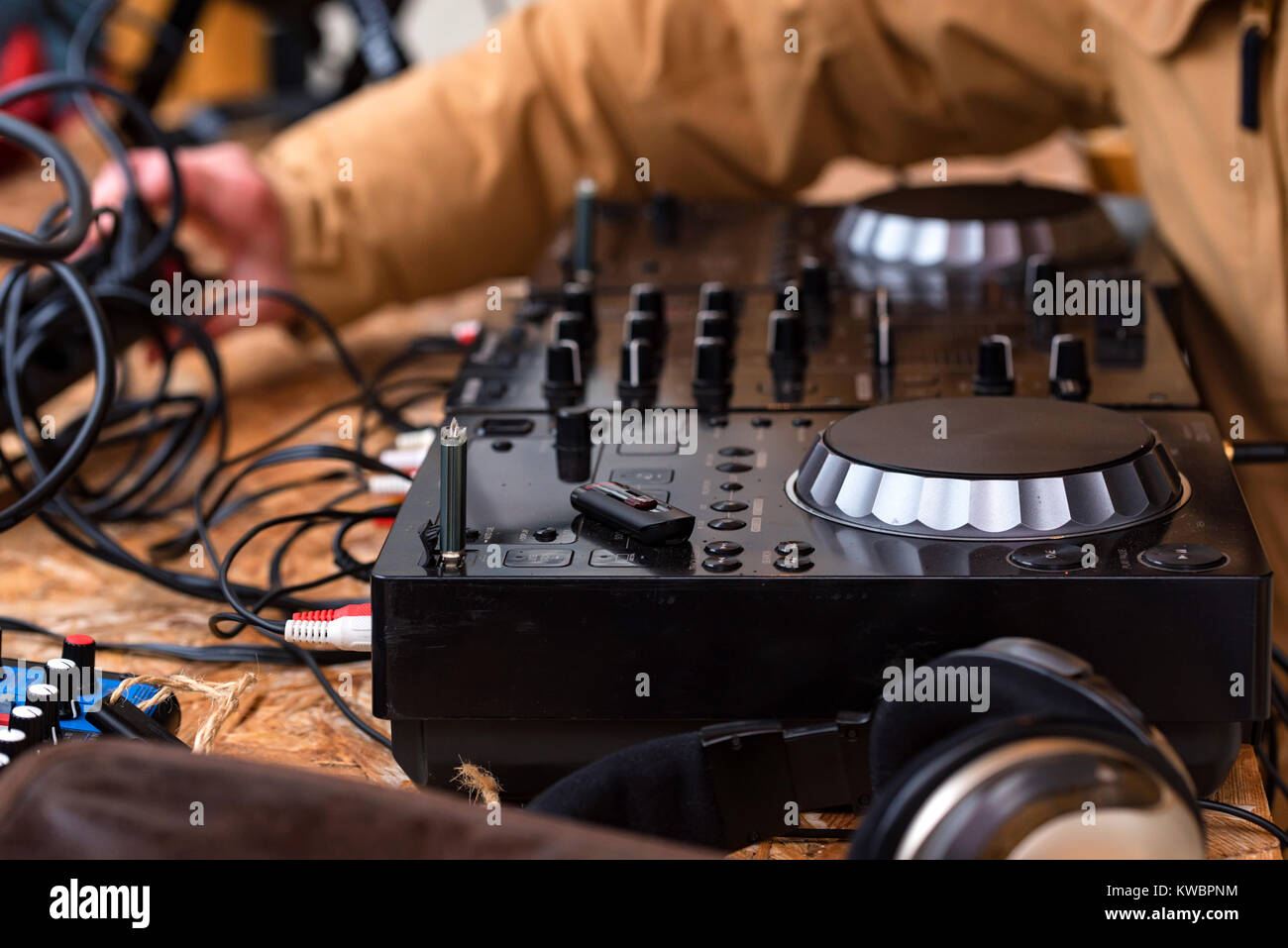 Close-up de DJ's console de mixage audio Banque D'Images