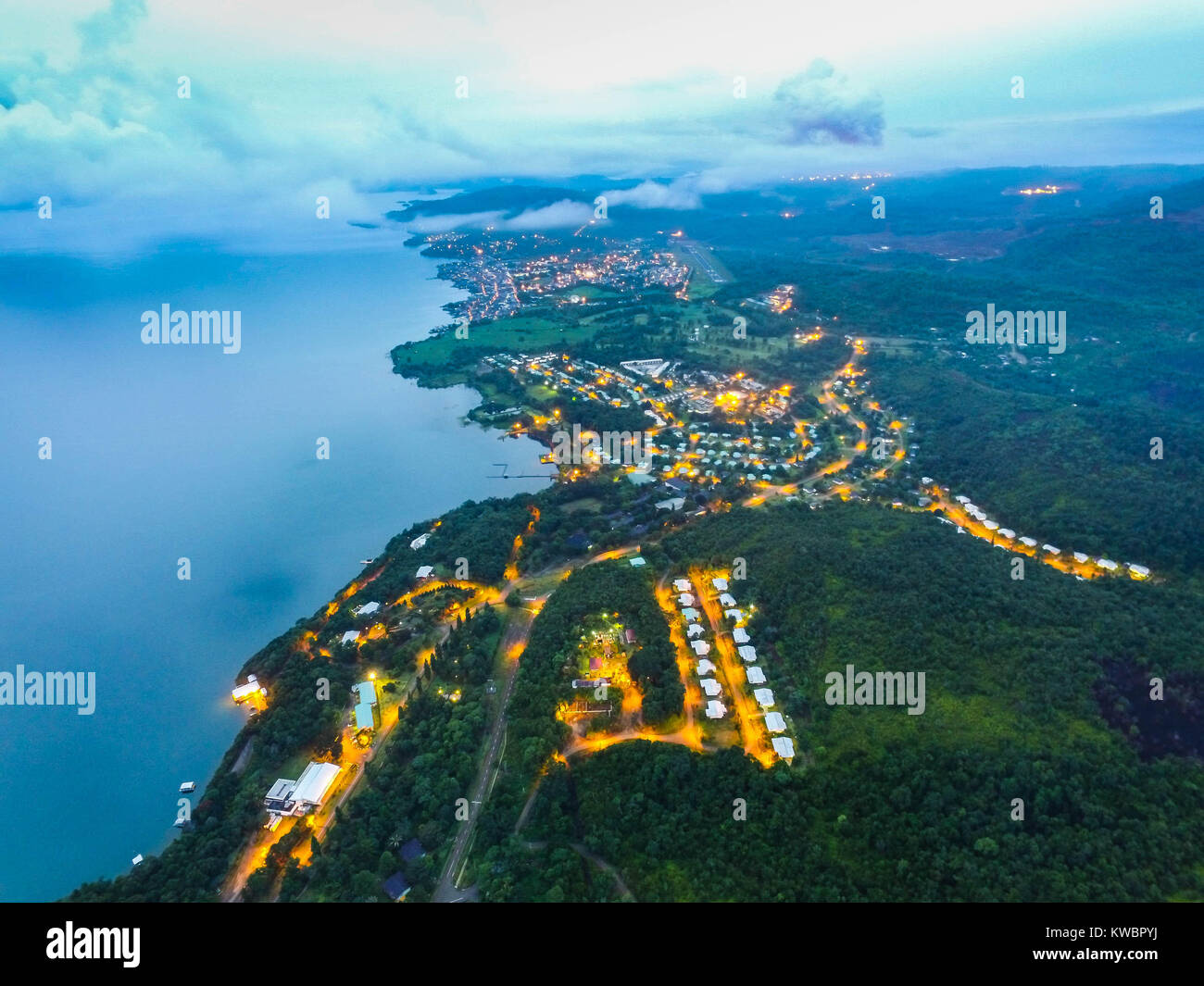 La ville de Sorowako, à l'aube. La ville est bien connu que l'exploitation minière, où le nickel mining company travailler depuis des années 60, juste à côté de lac Matano. Banque D'Images